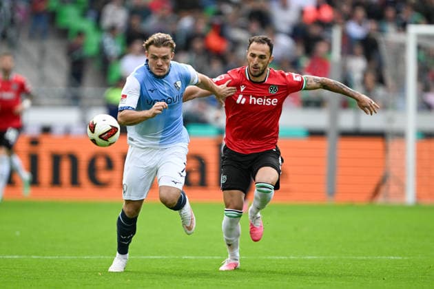 2. Bundesliga - Hannover 96 - VfL Bochum am 20.09.2026 in der HDI Arena in Hannover Christian Rasmussen (Bochum) im Zweikampf gegen Mustapha Bundu (Hannover)