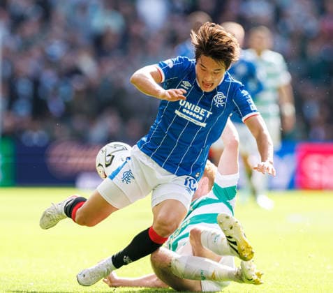 20.09.2026 Celtic v Rangers: Liam Scales of Celtic tackles Minsu Kim of Rangers  Copyright: xWilliexVassx NINTCHDBPICT001109856575