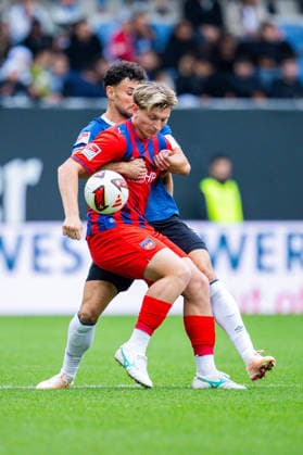20.09.2026 - Fußball, 2026 2027, 2. Bundesliga, 6. Spieltag, DSC Arminia Bielefeld - 1. FC Heidenheim: (L-R) Maximilian Bauer (Bielefeld), Alessandro Vogt (Heidenheim) DFL REGULATIONS PROHIBIT ANY USE OF PHOTOGRAPHS AS IMAGE SEQUENCES AND OR QUASI-VIDEO.