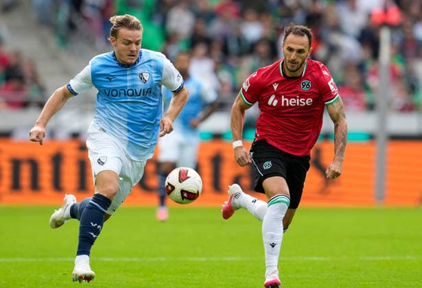 Christian Rasmussen (VfL Bochum 1848, 7) im Zweikampf mit Virgil-Eugen Ghita (Hannover 96, 5) GER, Hannover 96 vs VfL Bochum 1848, 2. Bundesliga, 6. Spieltag, Saison 2026-27, Heinz von Heiden Arena, Hannover, 20.09.2026 DFL REGULATIONS PROHIBIT ANY USE OF PHOTOGRAPHS AS IMAGE SEQUENCES AND OR QUASI-VIDEO Hannover 96 vs VfL Bochum 1848, 2. Bundesliga, 6. Spieltag, Saison 2026-27, 20.09.2026 Hannover Copyright: xEibner-Pressefoto ScottxColemanx EP_SCN