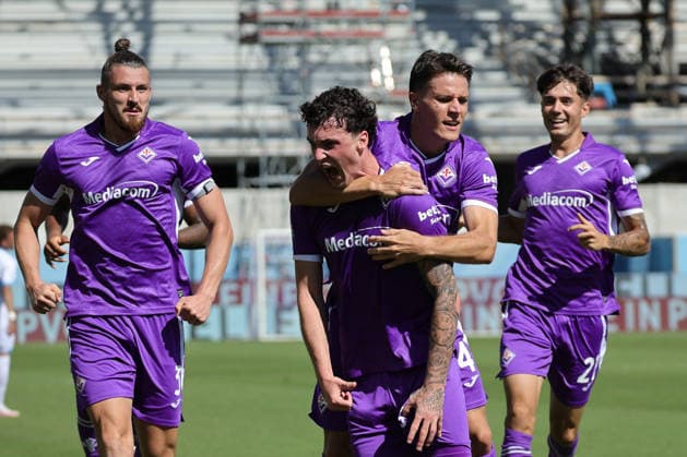 ACF Fiorentina v SSC Napoli - Campionato Serie A Alex Jimenez of ACF Fiorentina celebrates with teammates after scoring goal during the Italian Serie A football match between ACF Fiorentina and SSC Napoli ,on September 20 ,2026 at the Artemio-Franchi stadium in Florence. Firenze FI Italy  Copyright: xAndreaxMartinix originalFilename:martini-acffiore260920_npdfx.jpg