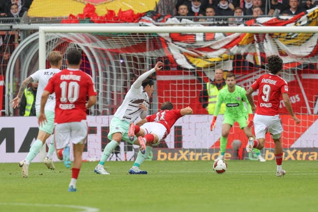 20.09.2026, xtgx, Fussball 2. Bundesliga, FC Energie Cottbus - FC St. Pauli, v.l. Tomoya Ando (St. Pauli, 15), Moritz Hannemann (Cottbus, 11) Zweikampf, Duell, Kampf, tackle (DFL DFB REGULATIONS PROHIBIT ANY USE OF PHOTOGRAPHS as IMAGE SEQUENCES and or QUASI-VIDEO) Cottbus