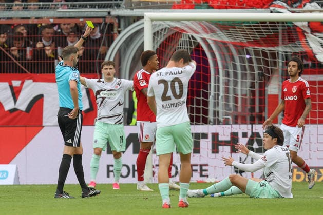 20.09.2026, xtgx, Fussball 2. Bundesliga, FC Energie Cottbus - FC St. Pauli, v.l. Tomoya Ando (St. Pauli, 15) Gelb-rote Karte, Platzverweis, sent off (DFL DFB REGULATIONS PROHIBIT ANY USE OF PHOTOGRAPHS as IMAGE SEQUENCES and or QUASI-VIDEO) Cottbus