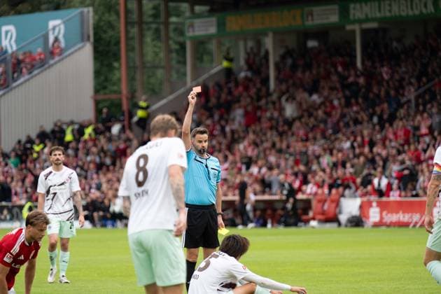 20.09.2026: Fußball: Energie Cottbus - FC St. Pauli, 6. Spieltag der 2. Bundesliga im LEAG Energie Stadion Gelb-Rot für Tomoya Ando (FC St. Pauli, 15). WICHTIGER HINWEIS: Gemäß den Vorgaben der DFL und des DFB ist es untersagt, in dem Stadion und oder vom Spiel angefertigte Fotoaufnahmen in Form von Sequenzbildern und oder videoähnlichen Fotostrecken zu verwerten bzw. verwerten zu lassen. Copyright: xJamesxZabelx