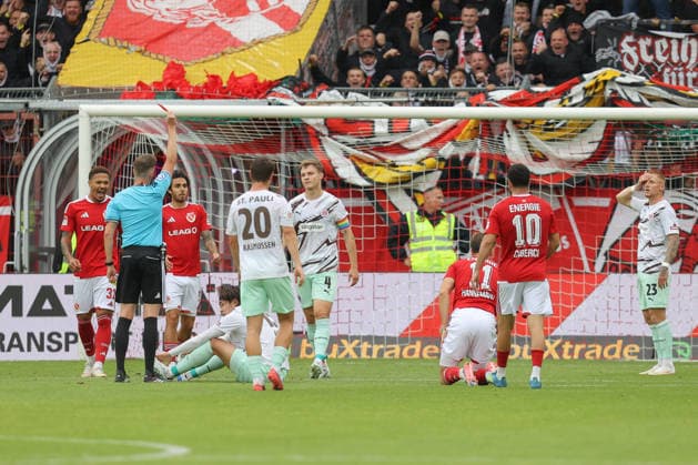 20.09.2026, xtgx, Fussball 2. Bundesliga, FC Energie Cottbus - FC St. Pauli, v.l. Tomoya Ando (St. Pauli, 15) Gelb-rote Karte, Platzverweis, sent off (DFL DFB REGULATIONS PROHIBIT ANY USE OF PHOTOGRAPHS as IMAGE SEQUENCES and or QUASI-VIDEO) Cottbus