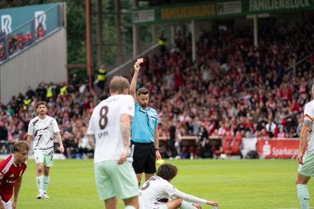 20.09.2026: Fußball: Energie Cottbus - FC St. Pauli, 6. Spieltag der 2. Bundesliga im LEAG Energie Stadion Gelb-Rot für Tomoya Ando (FC St. Pauli, 15). WICHTIGER HINWEIS: Gemäß den Vorgaben der DFL und des DFB ist es untersagt, in dem Stadion und oder vom Spiel angefertigte Fotoaufnahmen in Form von Sequenzbildern und oder videoähnlichen Fotostrecken zu verwerten bzw. verwerten zu lassen. Copyright: xJamesxZabelx