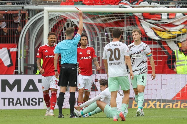 20.09.2026, xtgx, Fussball 2. Bundesliga, FC Energie Cottbus - FC St. Pauli, v.l. Tomoya Ando (St. Pauli, 15) Gelb-rote Karte, Platzverweis, sent off (DFL DFB REGULATIONS PROHIBIT ANY USE OF PHOTOGRAPHS as IMAGE SEQUENCES and or QUASI-VIDEO) Cottbus