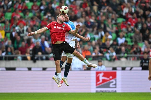 2. Bundesliga - Hannover 96 - VfL Bochum am 20.09.2026 in der HDI Arena in Hannover Benjamin Källman Kaellman (Hannover) im Zweikampf gegen Michael Steinwender (Bochum)