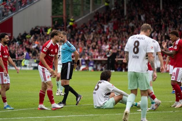 20.09.2026: Fußball: Energie Cottbus - FC St. Pauli, 6. Spieltag der 2. Bundesliga im LEAG Energie Stadion Gelb-Rot für Tomoya Ando (FC St. Pauli, 15). WICHTIGER HINWEIS: Gemäß den Vorgaben der DFL und des DFB ist es untersagt, in dem Stadion und oder vom Spiel angefertigte Fotoaufnahmen in Form von Sequenzbildern und oder videoähnlichen Fotostrecken zu verwerten bzw. verwerten zu lassen. Copyright: xJamesxZabelx