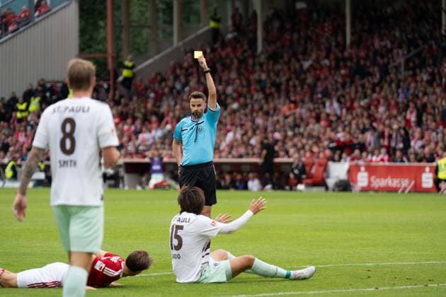 20.09.2026: Fußball: Energie Cottbus - FC St. Pauli, 6. Spieltag der 2. Bundesliga im LEAG Energie Stadion Gelb-Rot für Tomoya Ando (FC St. Pauli, 15). WICHTIGER HINWEIS: Gemäß den Vorgaben der DFL und des DFB ist es untersagt, in dem Stadion und oder vom Spiel angefertigte Fotoaufnahmen in Form von Sequenzbildern und oder videoähnlichen Fotostrecken zu verwerten bzw. verwerten zu lassen. Copyright: xJamesxZabelx