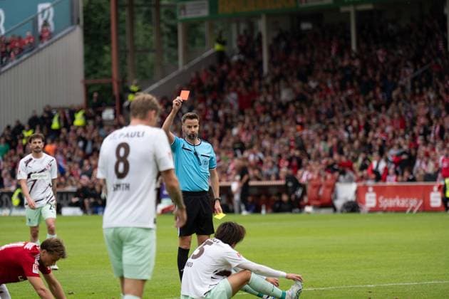 20.09.2026: Fußball: Energie Cottbus - FC St. Pauli, 6. Spieltag der 2. Bundesliga im LEAG Energie Stadion Gelb-Rot für Tomoya Ando (FC St. Pauli, 15). WICHTIGER HINWEIS: Gemäß den Vorgaben der DFL und des DFB ist es untersagt, in dem Stadion und oder vom Spiel angefertigte Fotoaufnahmen in Form von Sequenzbildern und oder videoähnlichen Fotostrecken zu verwerten bzw. verwerten zu lassen. Copyright: xJamesxZabelx