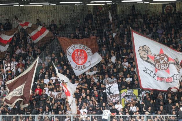 20.09.2026, xtgx, Fussball 2. Bundesliga, FC Energie Cottbus - FC St. Pauli, v.l. Symbolfoto, Symbolbild, Symbol Fans, Zuschauer, Publikum, Tribuene Gästefans (DFL DFB REGULATIONS PROHIBIT ANY USE OF PHOTOGRAPHS as IMAGE SEQUENCES and or QUASI-VIDEO) Cottbus