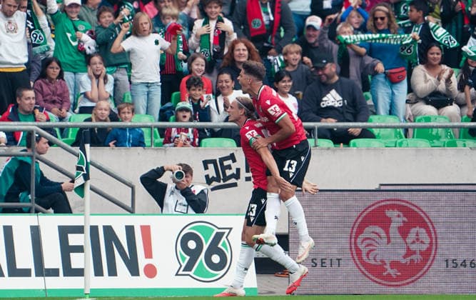 Deutschland: Fussball 2.Bundesliga 2026 2027, 6. Spieltag - Hannover 96 vs VfL Bochum - Heinz von Heiden Arena Stadion (Hannover): Tor und Torjubel zum Stefan Teitur ÃžorÃ°arson Stefan Teitur Thordarson (Hannover 96, 23) Franz Roggow (Hannover 96, 13) Copyright: xAymanxAlahmedx