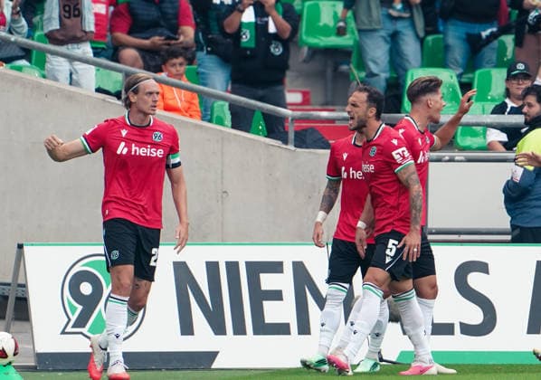 Deutschland: Fussball 2.Bundesliga 2026 2027, 6. Spieltag - Hannover 96 vs VfL Bochum - Heinz von Heiden Arena Stadion (Hannover): Tor und Torjubel zum Stefan Teitur ÃžorÃ°arson Stefan Teitur Thordarson (Hannover 96, 23) Virgil GhiÅ£Äƒ Virgil Ghita (Hannover 96, 5) Copyright: xAymanxAlahmedx
