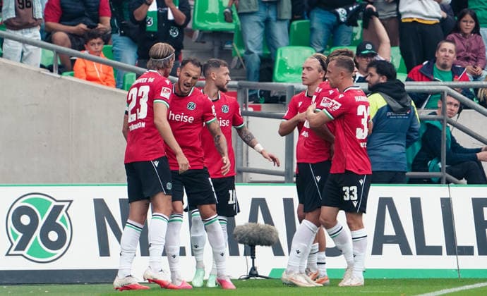 Deutschland: Fussball 2.Bundesliga 2026 2027, 6. Spieltag - Hannover 96 vs VfL Bochum - Heinz von Heiden Arena Stadion (Hannover): Tor und Torjubel zum Stefan Teitur ÃžorÃ°arson Stefan Teitur Thordarson (Hannover 96, 23) Virgil GhiÅ£Äƒ Virgil Ghita (Hannover 96, 5) Maurice Neubauer (Hannover 96, 33) Copyright: xAymanxAlahmedx