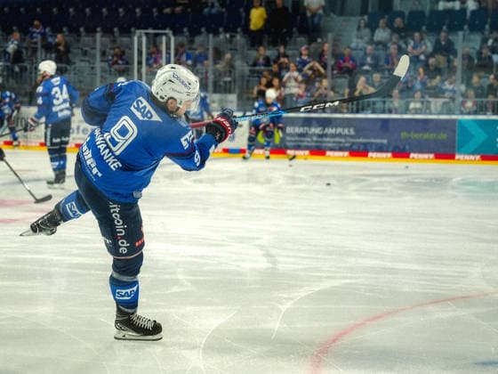 20.09.2026, xwppx, Eishockey Penny DEL, Adler Mannheim - Eisbären Berlin v.l. Leon Gawanke (Adler Mannheim)