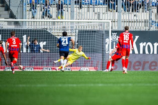 20.09.2026 - Fußball, 2026 2027, 2. Bundesliga, 6. Spieltag, DSC Arminia Bielefeld - 1. FC Heidenheim: Budu Zivzivadze (Heidenheim) macht das Tor zum 1:1 per Elfmeter vor Jonas Kersken (Bielefeld) DFL REGULATIONS PROHIBIT ANY USE OF PHOTOGRAPHS AS IMAGE SEQUENCES AND OR QUASI-VIDEO.