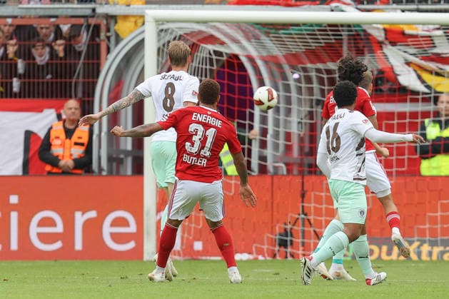 20.09.2026, xtgx, Fussball 2. Bundesliga, FC Energie Cottbus - FC St. Pauli, v.l. Justin Butler (Cottbus, 31) schiesst Tor, schießt, Torschuetze, erzielt Tor, Treffer, scores the goal 1:-0 (DFL DFB REGULATIONS PROHIBIT ANY USE OF PHOTOGRAPHS as IMAGE SEQUENCES and or QUASI-VIDEO) Cottbus
