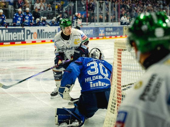 20.09.2026, xwppx, Eishockey Penny DEL, Adler Mannheim - Eisbären Berlin v.l. Ty Ronning (Eisbären Berlin), Jake Hildebrand (Adler Mannheim)