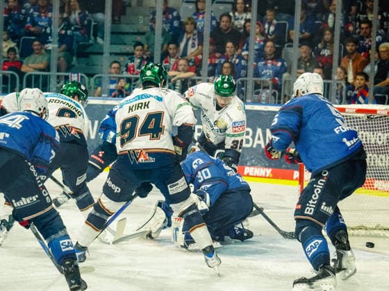 20.09.2026, xwppx, Eishockey Penny DEL, Adler Mannheim - Eisbären Berlin v.l. 0:2 für Eisbären Berlin durch Ty Ronning (Eisbären Berlin)