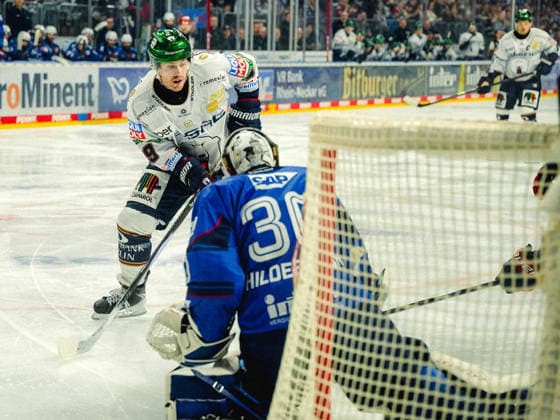 20.09.2026, xwppx, Eishockey Penny DEL, Adler Mannheim - Eisbären Berlin v.l. Ty Ronning (Eisbären Berlin) mit der Vorlage zum 0:1 Jake Hildebrand (Adler Mannheim)