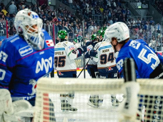 20.09.2026, xwppx, Eishockey Penny DEL, Adler Mannheim - Eisbären Berlin v.l. Jubel nach 0:1 Eisbären Berlin