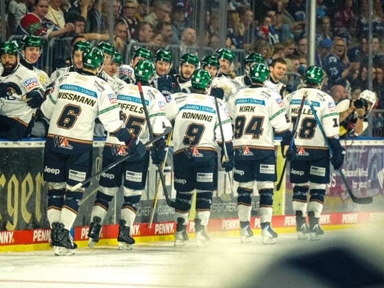 20.09.2026, xwppx, Eishockey Penny DEL, Adler Mannheim - Eisbären Berlin v.l. Jubel Eisbären Berlin nach 0:1