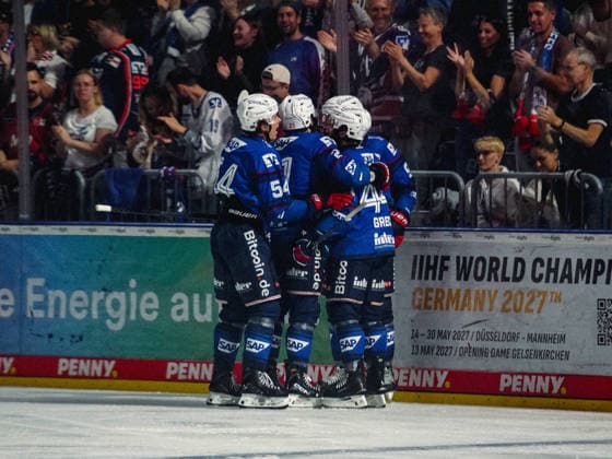 20.09.2026, xwppx, Eishockey Penny DEL, Adler Mannheim - Eisbären Berlin v.l. Jubel nach 1:2 für Adler Mannheim durch Anthony Greco (Adler Mannheim)