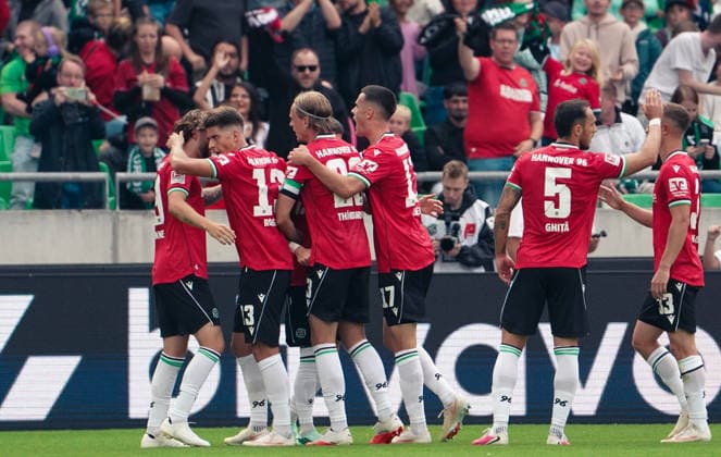 Deutschland: Fussball 2.Bundesliga 2026 2027, 6. Spieltag - Hannover 96 vs VfL Bochum - Heinz von Heiden Arena Stadion (Hannover): Tor und Torjubel zum Marcel Hartel (Hannover 96, 10) Virgil GhiÅ£Äƒ Virgil Ghita (Hannover 96, 5) Bastian Allgeier (Hannover 96, 17) Franz Roggow (Hannover 96, 13) Copyright: xAymanxAlahmedx