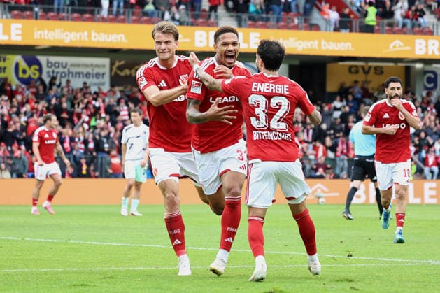 RECORD DATE NOT STATED Cottbus, Deutschland 20. September 2026: 2. BL - 2026 2027 - Sp. 6 - FC Energie Cottbus gegen FC St. Pauli Im Bild: Mitte Justin Butler (Energie Cottbus) jubelt nach seinem Tor zum 1:0 mit Moritz Hannemann (Energie Cottbus) und Leonardo Bittencourt (Energie Cottbus) DFL DFB regulations prohibit any use of photographs as image sequences and or quasi-video. LEAG Energie Stadion Brandenburg Copyright: xFotostandx xWeilandx