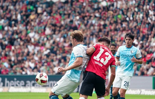 Deutschland: Fussball 2.Bundesliga 2026 2027, 6. Spieltag - Hannover 96 vs VfL Bochum - Heinz von Heiden Arena Stadion (Hannover): im Zweikampf Christian Rasmussen (VfL Bochum, 7) Franz Roggow (Hannover 96, 13) Copyright: xAymanxAlahmedx