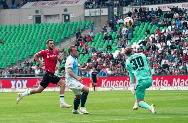 Deutschland: Fussball 2.Bundesliga 2026 2027, 6. Spieltag - Hannover 96 vs VfL Bochum - Heinz von Heiden Arena Stadion (Hannover): Torchance Christian Rasmussen (VfL Bochum, 7) Copyright: xAymanxAlahmedx