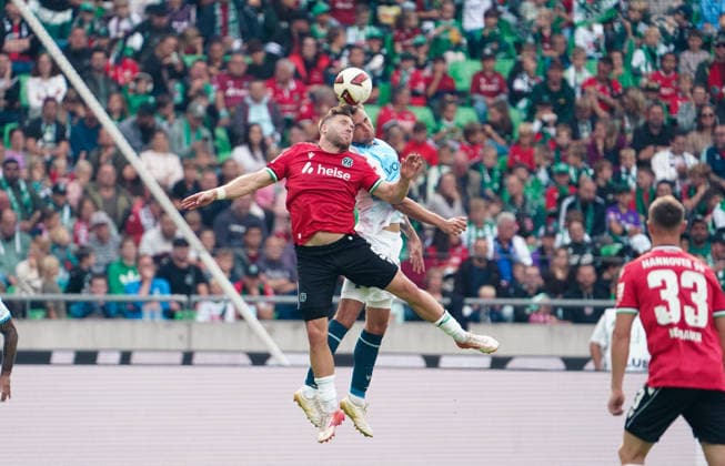 Deutschland: Fussball 2.Bundesliga 2026 2027, 6. Spieltag - Hannover 96 vs VfL Bochum - Heinz von Heiden Arena Stadion (Hannover): Luftzweikampf Benjamin Källman Benjamin Kaellman (Hannover 96, 9) Copyright: xAymanxAlahmedx