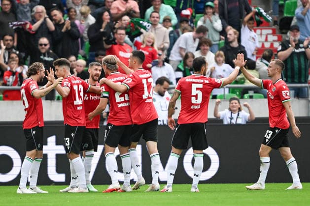 2. Bundesliga - Hannover 96 - VfL Bochum am 20.09.2026 in der HDI Arena in Hannover Jubel, Torjubel, Torschuetze, Torschütze Marcel Hartel (Hannover) jubelt nach seinem Tor zum 2:0 mit Stefan Teitur Thordarson (Hannover) , Bastian Allgeier (Hannover) k Virgil Ghita (Hannover) , Franz Roggow (Hannover) , Kolja Oudenne (Hannover) und Franz Roggow (Hannover)