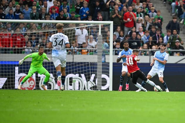2. Bundesliga - Hannover 96 - VfL Bochum am 20.09.2026 in der HDI Arena in Hannover Tor zum 2:0. Torschuetze Torschütze Marcel Hartel (Hannover) mit dem Treffer zum 2:0 gegen Torwart Timo Horn (Bochum)