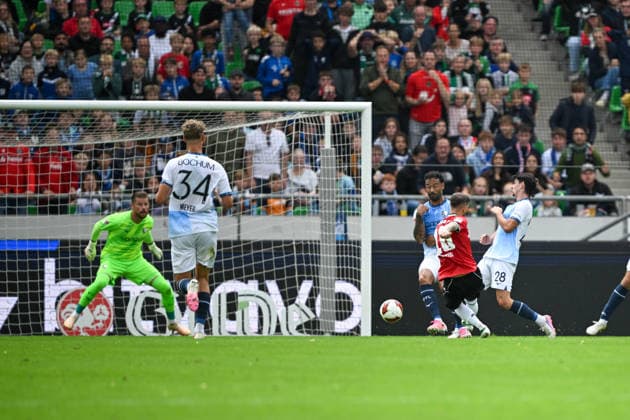 2. Bundesliga - Hannover 96 - VfL Bochum am 20.09.2026 in der HDI Arena in Hannover Tor zum 2:0. Torschuetze Torschütze Marcel Hartel (Hannover) mit dem Treffer zum 2:0 gegen Torwart Timo Horn (Bochum)