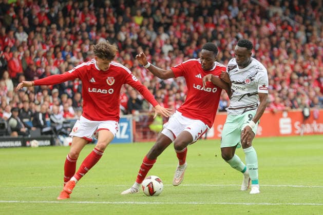 20.09.2026, xtgx, Fussball 2. Bundesliga, FC Energie Cottbus - FC St. Pauli, v.l. Luca Erlein (Cottbus, 21), King Manu (Cottbus, 2), Abdoulie Ceesay (St. Pauli, 9) Zweikampf, Duell, Kampf, tackle (DFL DFB REGULATIONS PROHIBIT ANY USE OF PHOTOGRAPHS as IMAGE SEQUENCES and or QUASI-VIDEO) Cottbus