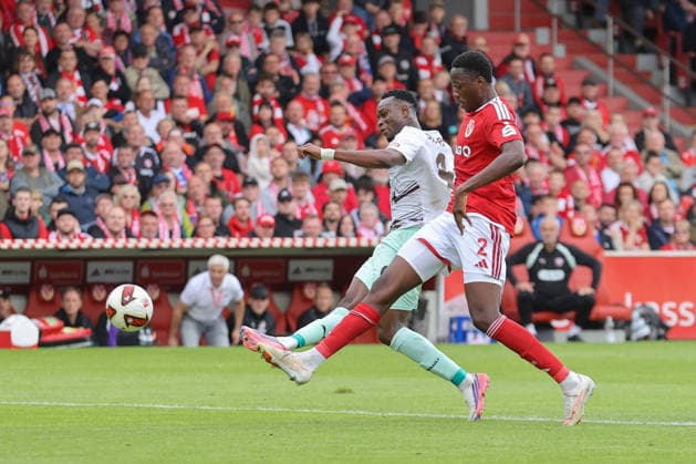 20.09.2026, xtgx, Fussball 2. Bundesliga, FC Energie Cottbus - FC St. Pauli, v.l. Abdoulie Ceesay (St. Pauli, 9), King Manu (Cottbus, 2) schiesst den Ball aufs Tor, Torschuss, Schuss (DFL DFB REGULATIONS PROHIBIT ANY USE OF PHOTOGRAPHS as IMAGE SEQUENCES and or QUASI-VIDEO) Cottbus