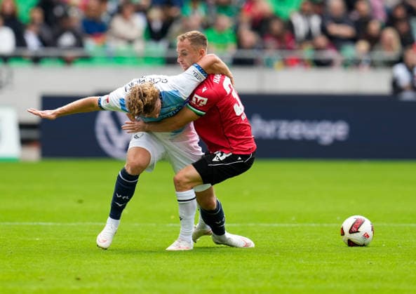 Christian Rasmussen (VfL Bochum 1848, 7) im Zweikampf mit Maurice Neubauer (Hannover 96, 33) GER, Hannover 96 vs VfL Bochum 1848, 2. Bundesliga, 6. Spieltag, Saison 2026-27, Heinz von Heiden Arena, Hannover, 20.09.2026 DFL REGULATIONS PROHIBIT ANY USE OF PHOTOGRAPHS AS IMAGE SEQUENCES AND OR QUASI-VIDEO Hannover 96 vs VfL Bochum 1848, 2. Bundesliga, 6. Spieltag, Saison 2026-27, 20.09.2026 Hannover Copyright: xEibner-Pressefoto ScottxColemanx EP_SCN