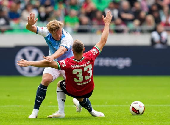 Christian Rasmussen (VfL Bochum 1848, 7) im Zweikampf mit Maurice Neubauer (Hannover 96, 33) GER, Hannover 96 vs VfL Bochum 1848, 2. Bundesliga, 6. Spieltag, Saison 2026-27, Heinz von Heiden Arena, Hannover, 20.09.2026 DFL REGULATIONS PROHIBIT ANY USE OF PHOTOGRAPHS AS IMAGE SEQUENCES AND OR QUASI-VIDEO Hannover 96 vs VfL Bochum 1848, 2. Bundesliga, 6. Spieltag, Saison 2026-27, 20.09.2026 Hannover Copyright: xEibner-Pressefoto ScottxColemanx EP_SCN