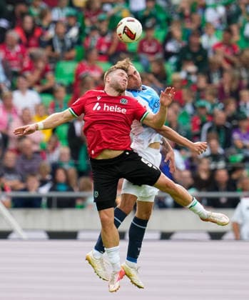 Benjamin Kaellman (Hannover 96, 9) und Michael Steinwender (VfL Bochum 1848, 15) springen zum Kopfball. GER, Hannover 96 vs VfL Bochum 1848, 2. Bundesliga, 6. Spieltag, Saison 2026-27, Heinz von Heiden Arena, Hannover, 20.09.2026 DFL REGULATIONS PROHIBIT ANY USE OF PHOTOGRAPHS AS IMAGE SEQUENCES AND OR QUASI-VIDEO Hannover 96 vs VfL Bochum 1848, 2. Bundesliga, 6. Spieltag, Saison 2026-27, 20.09.2026 Hannover Copyright: xEibner-Pressefoto ScottxColemanx EP_SCN