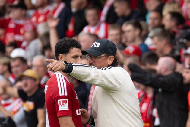 20.09.2026: Fußball: Energie Cottbus - FC St. Pauli, 6. Spieltag der 2. Bundesliga im LEAG Energie Stadion Claus-Dieter Wollitz (Trainer, Energie Cottbus) im Gespräch mit Tolcay Cigerci (Energie Cottbus, 10) WICHTIGER HINWEIS: Gemäß den Vorgaben der DFL und des DFB ist es untersagt, in dem Stadion und oder vom Spiel angefertigte Fotoaufnahmen in Form von Sequenzbildern und oder videoähnlichen Fotostrecken zu verwerten bzw. verwerten zu lassen. Copyright: xJamesxZabelx