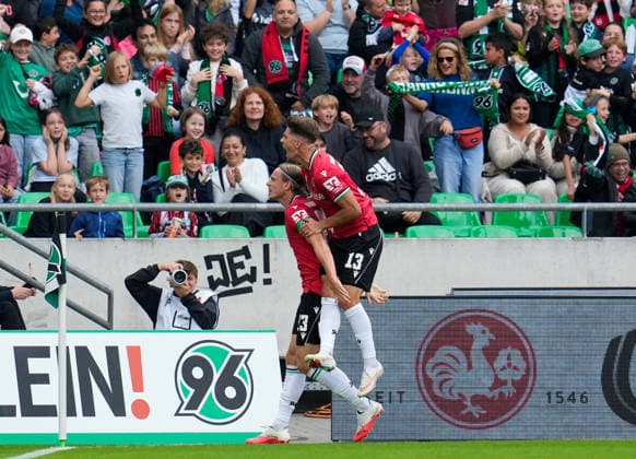 Stefan Teitur Thordarson (Hannover 96, 23) und Franz Roggow (Hannover 96, 13) feiern nach einem Tor. GER, Hannover 96 vs VfL Bochum 1848, 2. Bundesliga, 6. Spieltag, Saison 2026-27, Heinz von Heiden Arena, Hannover, 20.09.2026 DFL REGULATIONS PROHIBIT ANY USE OF PHOTOGRAPHS AS IMAGE SEQUENCES AND OR QUASI-VIDEO Hannover 96 vs VfL Bochum 1848, 2. Bundesliga, 6. Spieltag, Saison 2026-27, 20.09.2026 Hannover Copyright: xEibner-Pressefoto ScottxColemanx EP_SCN