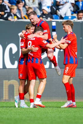 20.09.2026 - Fußball, 2026 2027, 2. Bundesliga, 6. Spieltag, DSC Arminia Bielefeld - 1. FC Heidenheim: (M) Paul Hennrich (Heidenheim) jubelt nach seinem Tor zum 1:2 in einer Jubeltraube mit (L-R) Alessandro Vogt (Heidenheim), Budu Zivzivadze (Heidenheim), Jan Schöppner (Heidenheim) DFL REGULATIONS PROHIBIT ANY USE OF PHOTOGRAPHS AS IMAGE SEQUENCES AND OR QUASI-VIDEO.