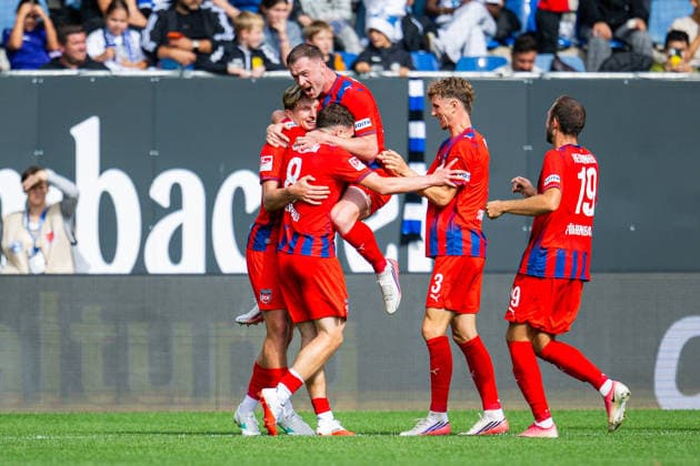 20.09.2026 - Fußball, 2026 2027, 2. Bundesliga, 6. Spieltag, DSC Arminia Bielefeld - 1. FC Heidenheim: (M) Paul Hennrich (Heidenheim) jubelt nach seinem Tor zum 1:2 in einer Jubeltraube mit (L-R) Alessandro Vogt (Heidenheim), Budu Zivzivadze (Heidenheim), Jan Schöppner (Heidenheim), Jonas Föhrenbach (Heidenheim) DFL REGULATIONS PROHIBIT ANY USE OF PHOTOGRAPHS AS IMAGE SEQUENCES AND OR QUASI-VIDEO.