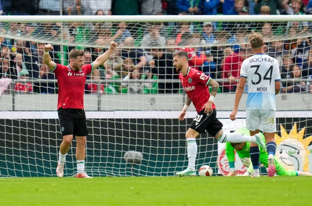 Benjamin Kaellman (Hannover 96, 9) und Marcel Hartel (Hannover 96, 10) gestikulieren beim Jubel nach einem Tor. GER, Hannover 96 vs VfL Bochum 1848, 2. Bundesliga, 6. Spieltag, Saison 2026-27, Heinz von Heiden Arena, Hannover, 20.09.2026 DFL REGULATIONS PROHIBIT ANY USE OF PHOTOGRAPHS AS IMAGE SEQUENCES AND OR QUASI-VIDEO Hannover 96 vs VfL Bochum 1848, 2. Bundesliga, 6. Spieltag, Saison 2026-27, 20.09.2026 Hannover Copyright: xEibner-Pressefoto ScottxColemanx EP_SCN