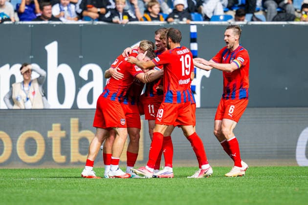 20.09.2026 - Fußball, 2026 2027, 2. Bundesliga, 6. Spieltag, DSC Arminia Bielefeld - 1. FC Heidenheim: (2L) Paul Hennrich (Heidenheim) jubelt nach seinem Tor zum 1:2 in einer Jubeltraube mit (L-R) Alessandro Vogt (Heidenheim), Budu Zivzivadze (Heidenheim), Jan Schöppner (Heidenheim), Patrick Mainka (Heidenheim) DFL REGULATIONS PROHIBIT ANY USE OF PHOTOGRAPHS AS IMAGE SEQUENCES AND OR QUASI-VIDEO.