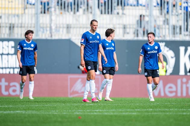 20.09.2026 - Fußball, 2026 2027, 2. Bundesliga, 6. Spieltag, DSC Arminia Bielefeld - 1. FC Heidenheim: (L-R) Maximilian Großer (Bielefeld), David Min (Bielefeld), Jannik Rochelt (Bielefeld), Marius Wörl (Bielefeld) nach dem Tor zum 1:2 von Paul Hennrich (Heidenheim) DFL REGULATIONS PROHIBIT ANY USE OF PHOTOGRAPHS AS IMAGE SEQUENCES AND OR QUASI-VIDEO.
