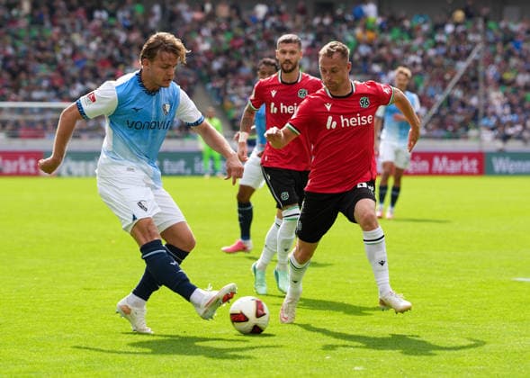 Christian Rasmussen (VfL Bochum 1848, 7) gegen Maurice Neubauer (Hannover 96, 33) GER, Hannover 96 vs VfL Bochum 1848, 2. Bundesliga, 6. Spieltag, Saison 2026-27, Heinz von Heiden Arena, Hannover, 20.09.2026 DFL REGULATIONS PROHIBIT ANY USE OF PHOTOGRAPHS AS IMAGE SEQUENCES AND OR QUASI-VIDEO Hannover 96 vs VfL Bochum 1848, 2. Bundesliga, 6. Spieltag, Saison 2026-27, 20.09.2026 Hannover Copyright: xEibner-Pressefoto ScottxColemanx EP_SCN
