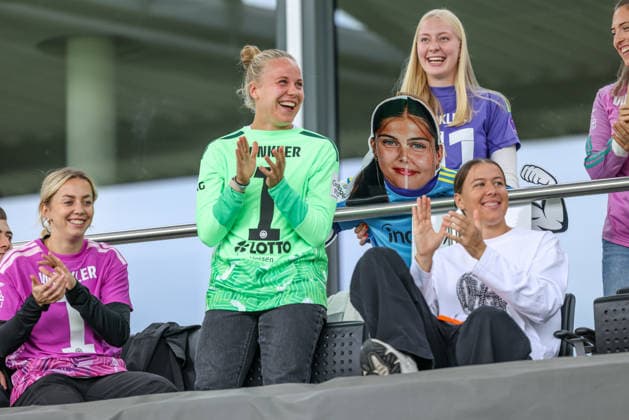 GER, Frankfurt, Eintracht Frankfurt II vs Hertha BSC Berlin, 2. Frauen Bundesliga, Fussball, DFB, Spielzeit 2026 2027, Stadion am Brentanobad, 7. Spieltag im Bild: Die erste Mannschaft von Eintracht Frankfurt schaut beim Comeback von Sophia Winkler (Eintracht Frankfurt) zu und feuert Sie mit Pappfigur und Banner an. Pia Sophie Wolter, Larissa Mühlhaus, Janne Krumme DFB DFL REGULATIONS PROHIBIT ANY USE OF PHOTOGRAPHS AS IMAGE SEQUENCES AND OR QUASI-VIDEO, 20.09.2026 Copyright: HMBxMedia HendrikxHamelau